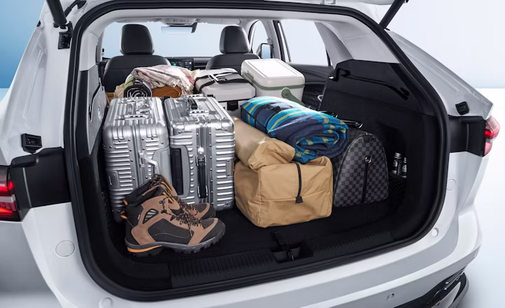 Maletero del MG HS Hybrid+ cargado con maletas y equipo de viaje