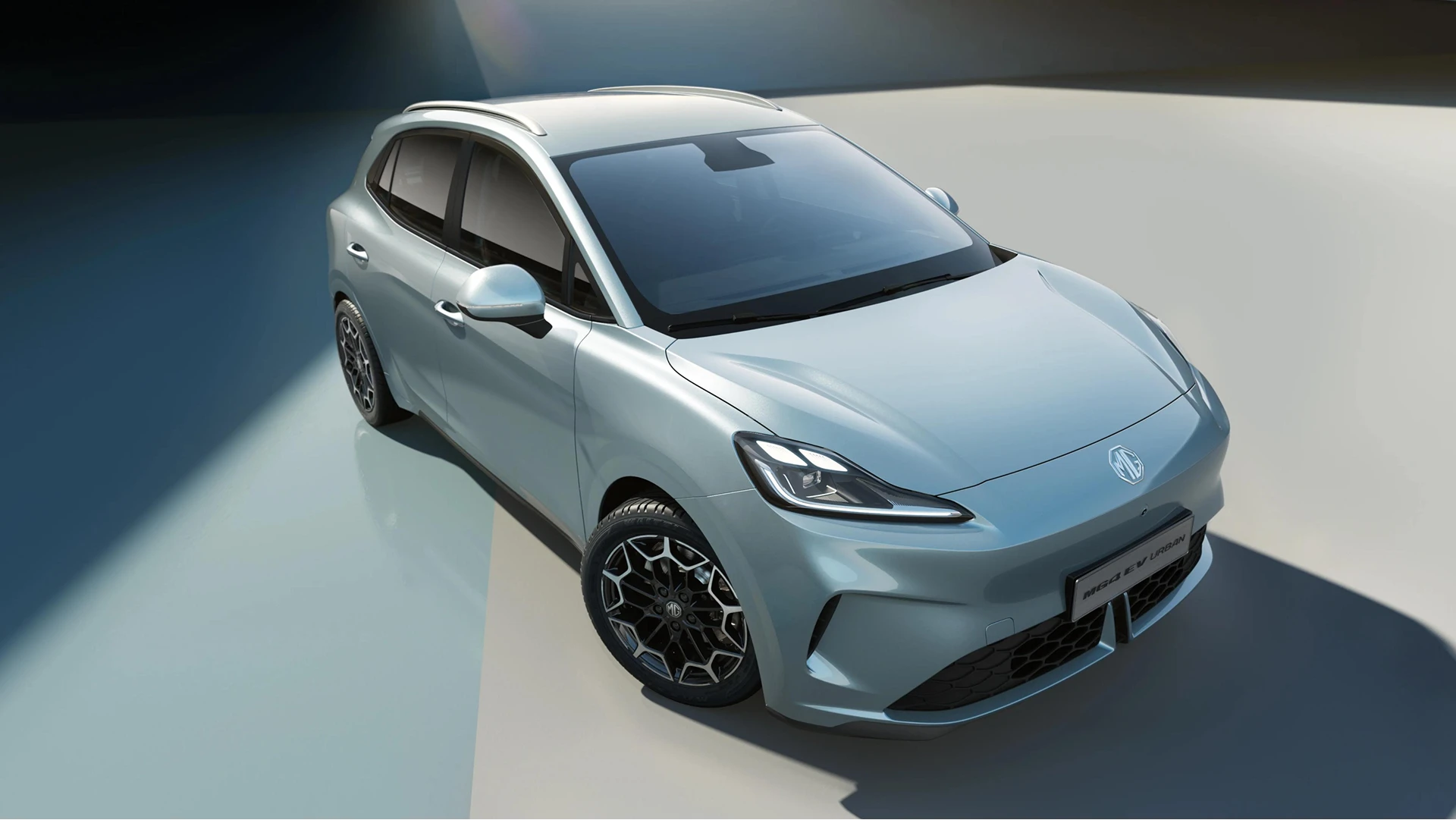 Vista frontal y perfil del MG4 EV Urban en estudio