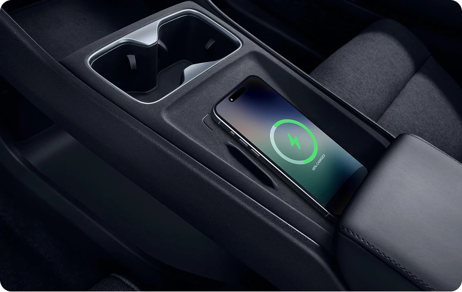 Smartphone cargando de forma inalámbrica en la consola central