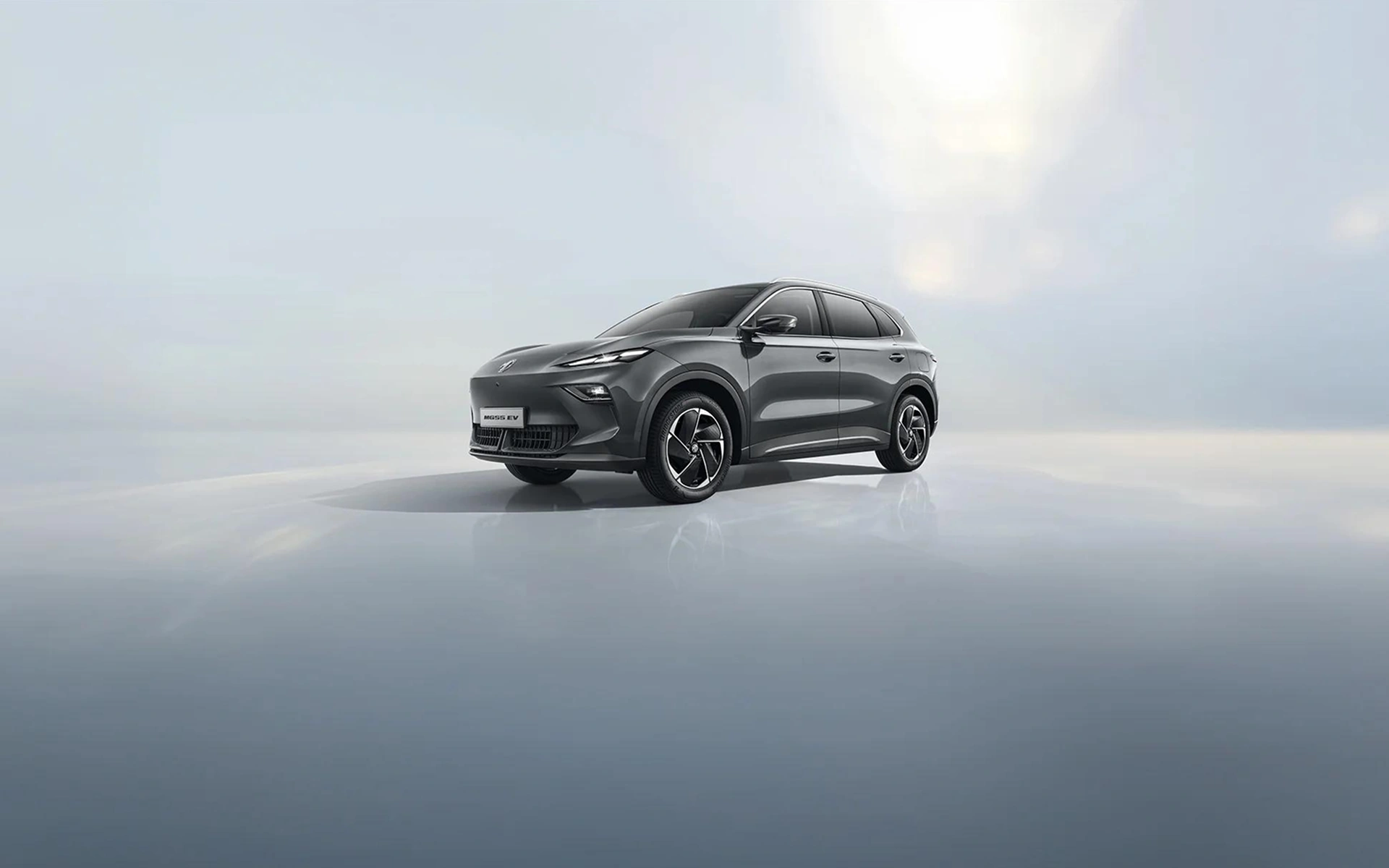 MG55 EV en estudio blanco luminoso