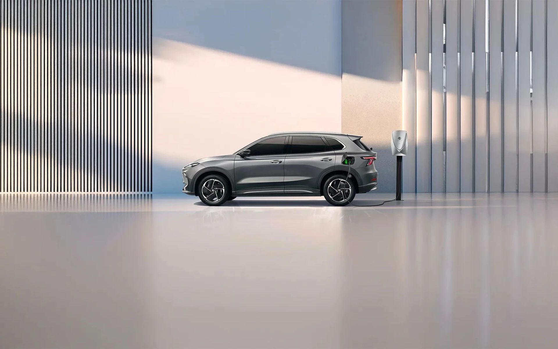 MG55 EV cargando en garaje minimalista