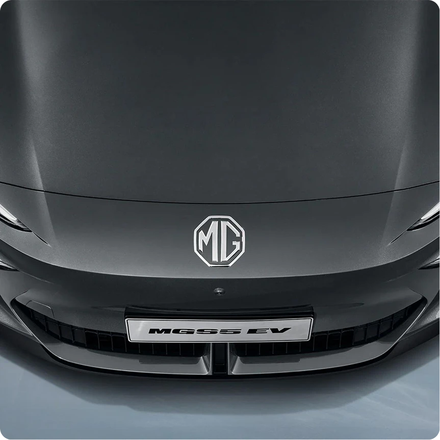 Vista superior del capó frontal del MG55 EV mostrando el logo